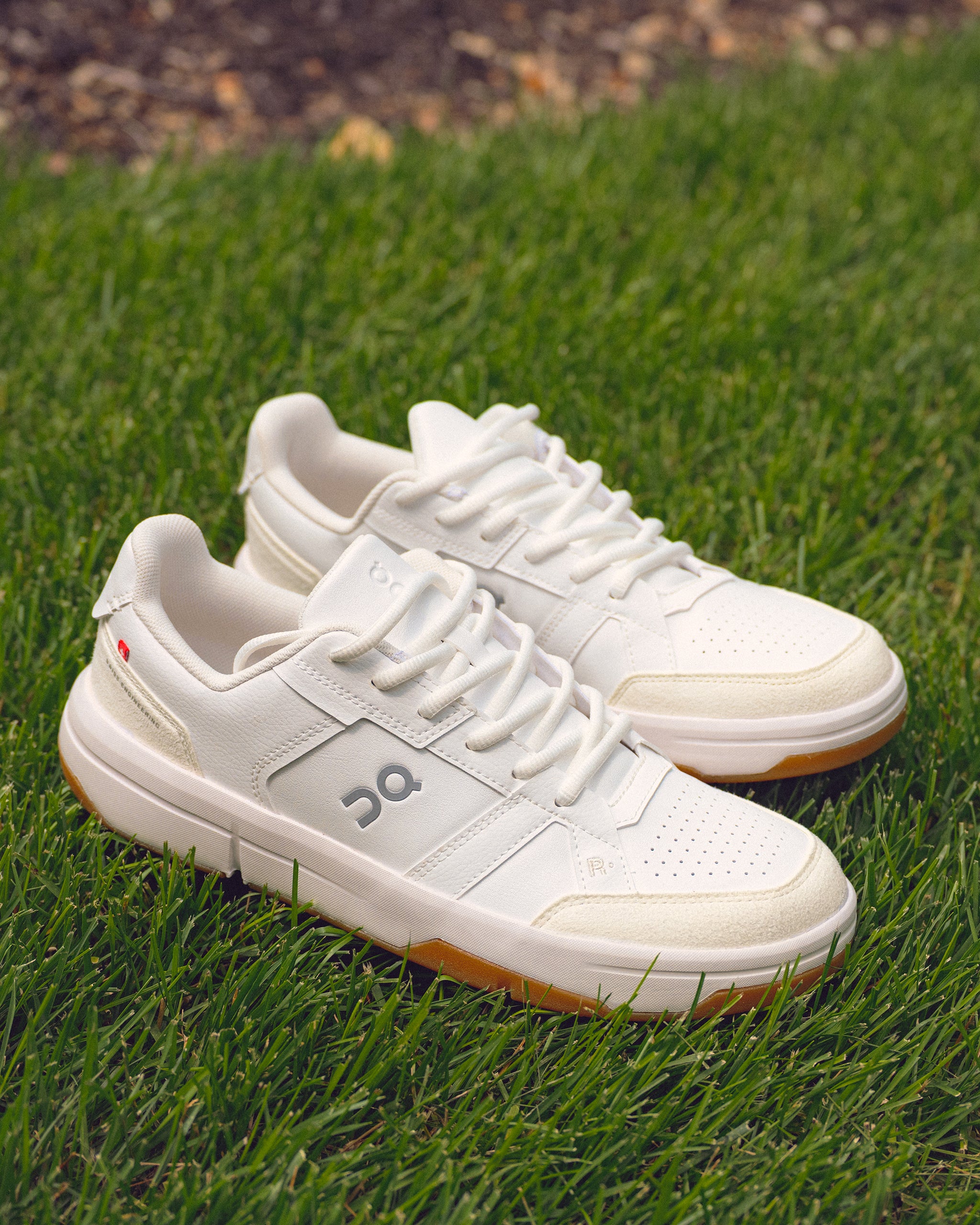 Men's On Running THE ROGER Clubhouse in White/Ivory – Plaza Shoe Store