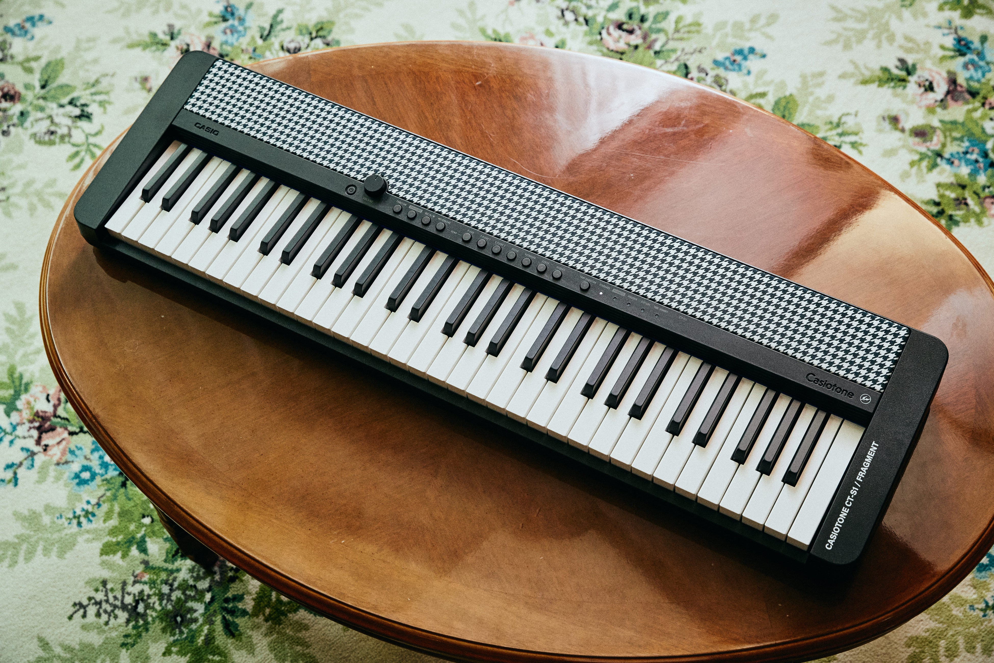 カシオの電子キーボードとFRAGMENTによるコラボモデル「Casiotone CT