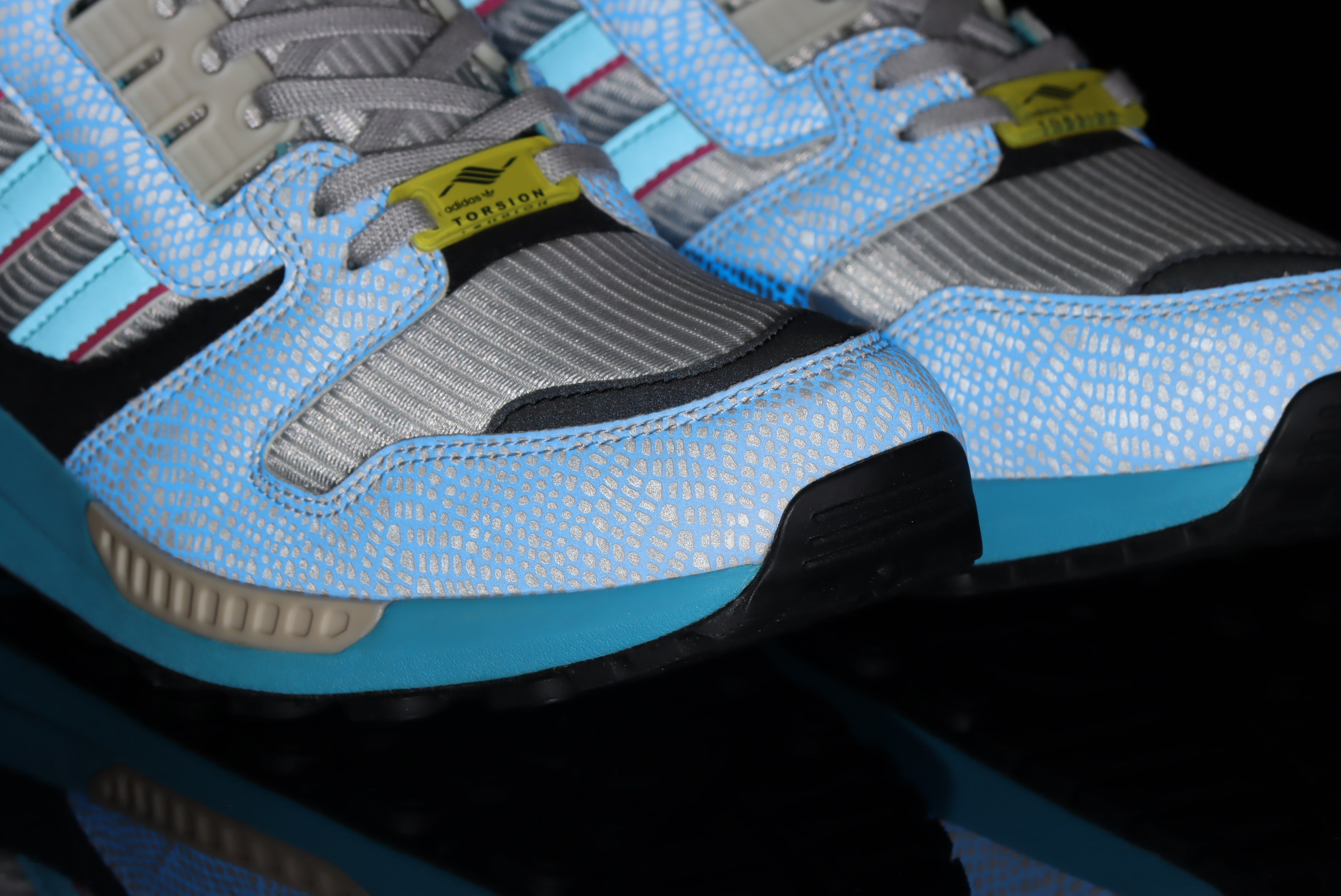 atmosとadidas OriginalsによるG-SNK collectionより 「adidas ZX8000