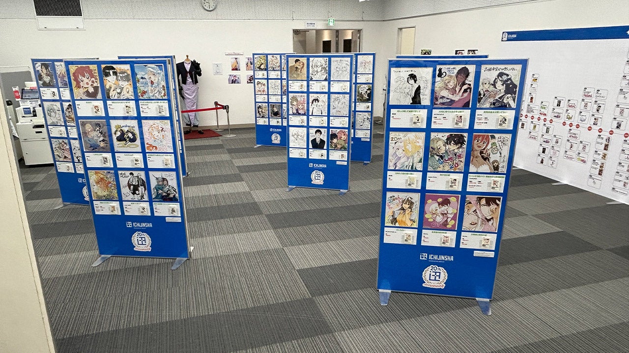 一迅社作家による商号20周年を記念した150枚のサイン色紙を展示する