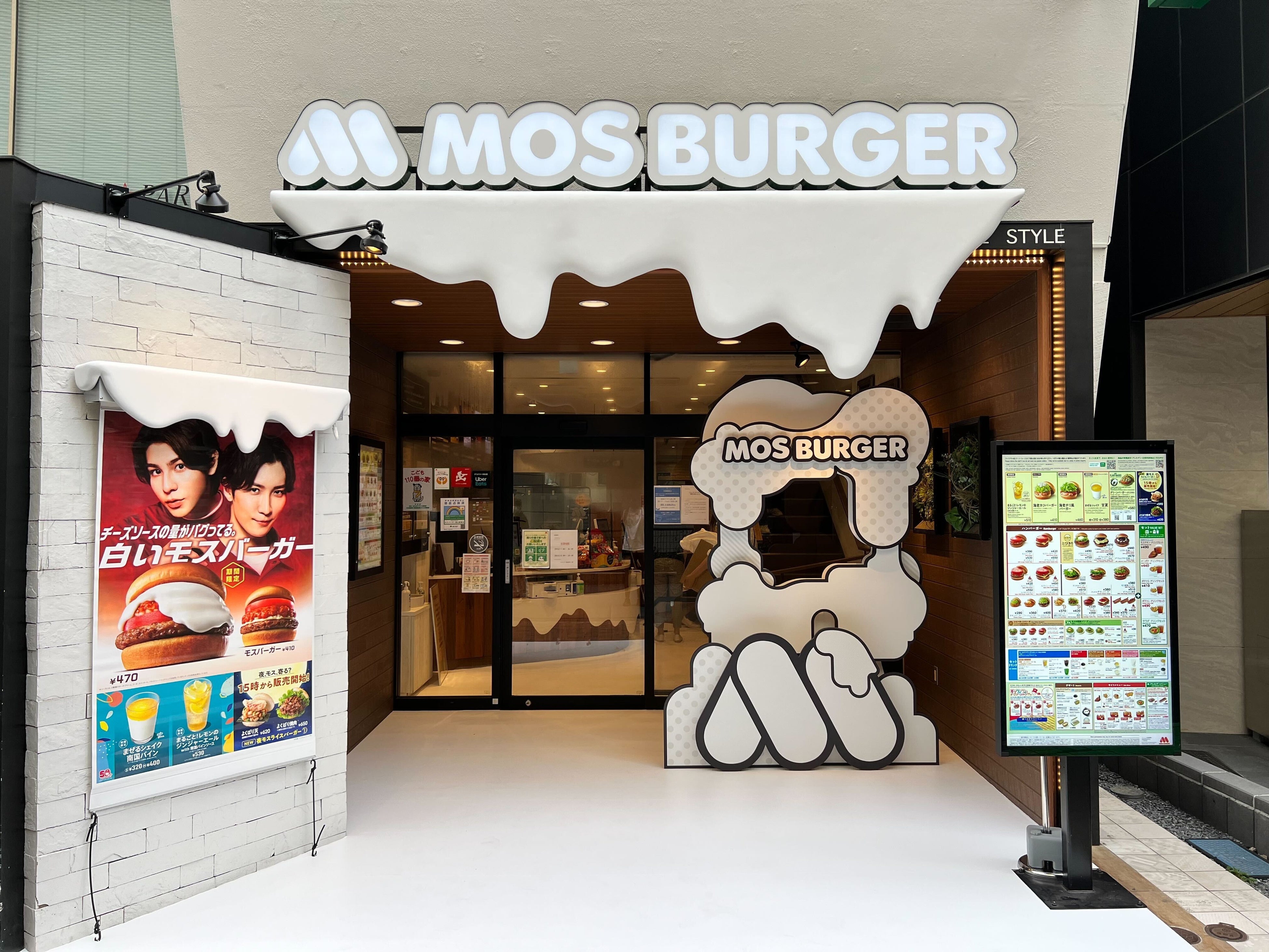 モス史上初！看板も店舗もスタッフも“真っ白”に！？白いモスバーガー