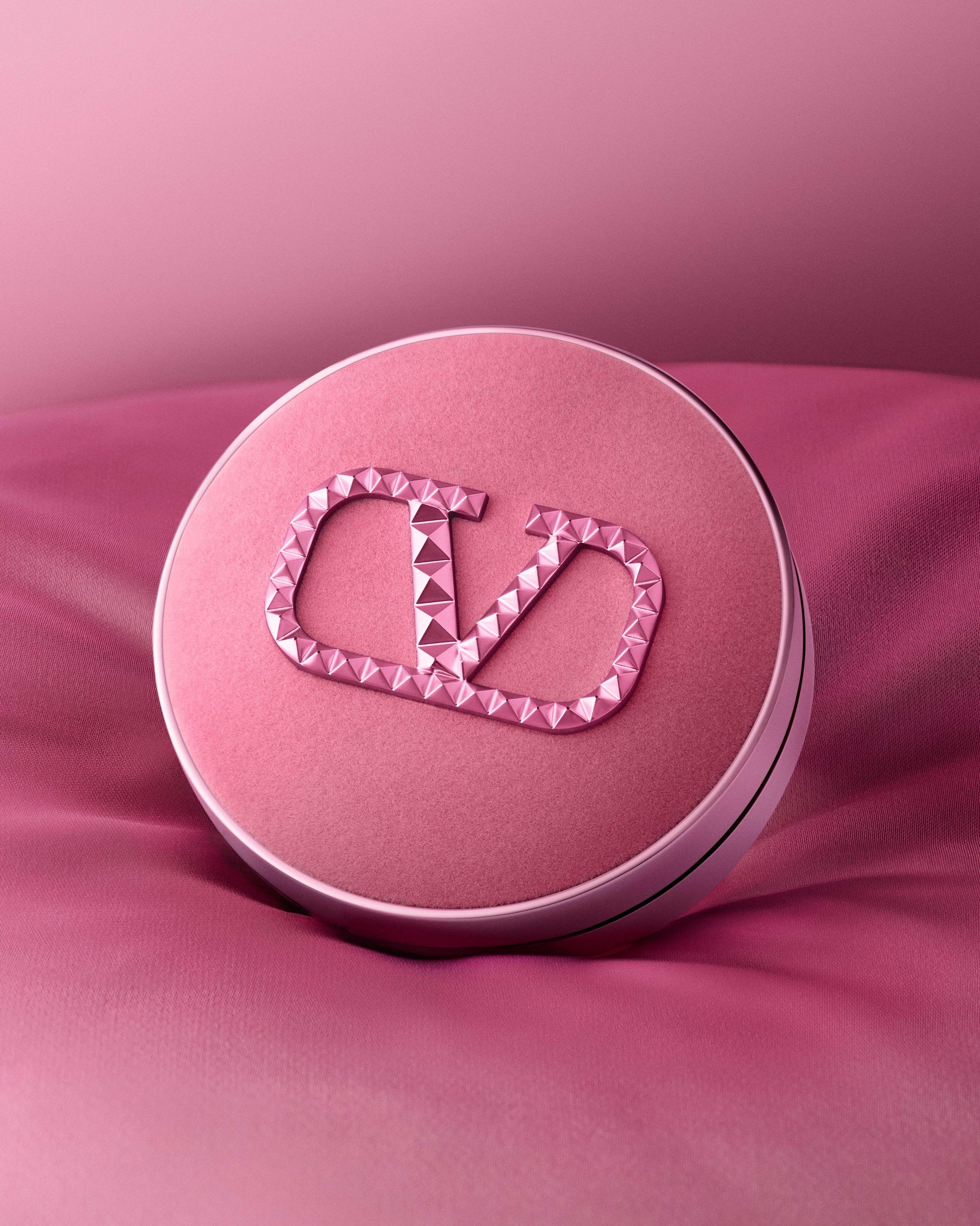 俳優 NANA（ナナ）が、​ヴァレンティノ ビューティ ブランド