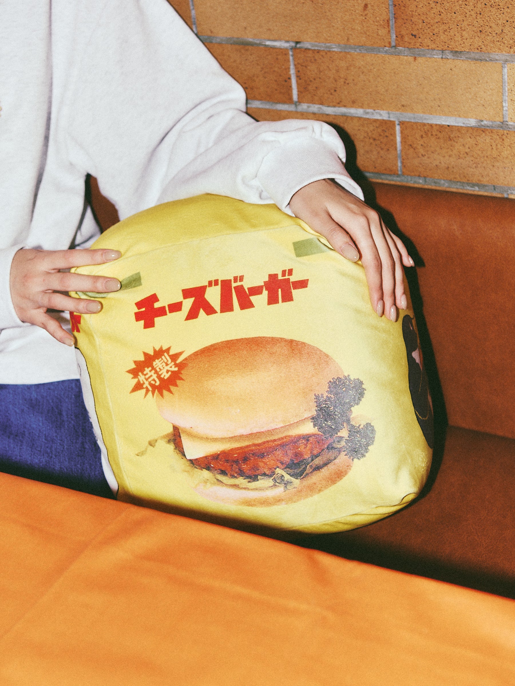 niko and が80年代の日本のハンバーガーにフォーカスした懐かしい