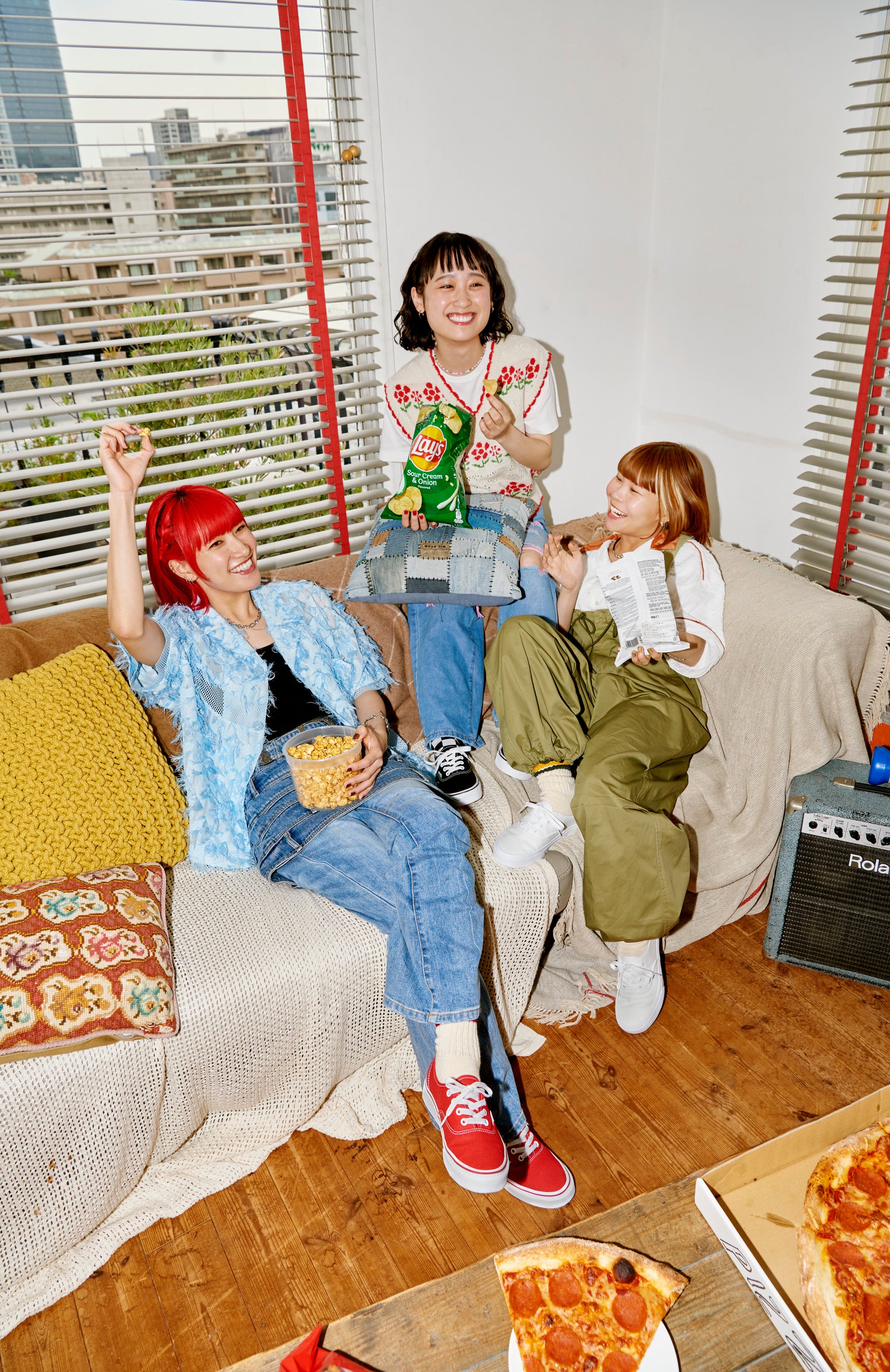 AUTHENTIC VANSブランドを象徴するシューズの新色登場 3人組ガールズ
