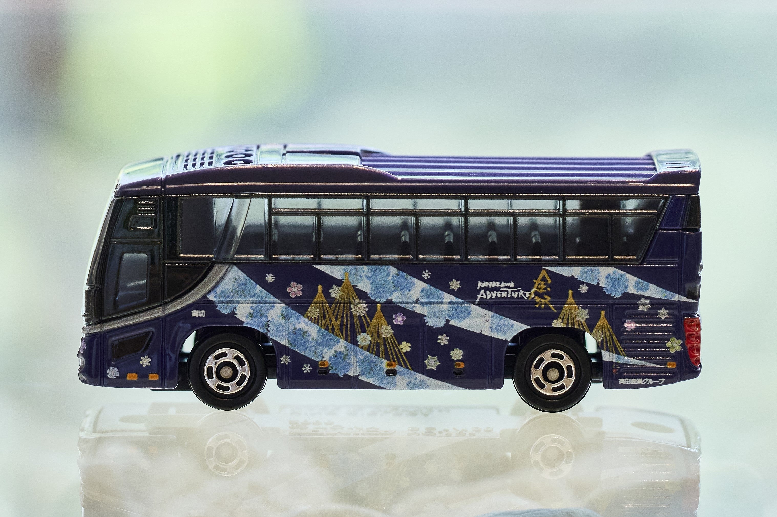 ラグジュアリーバス「彩の風」が「トミカ」から登場 ～ご利用いただい