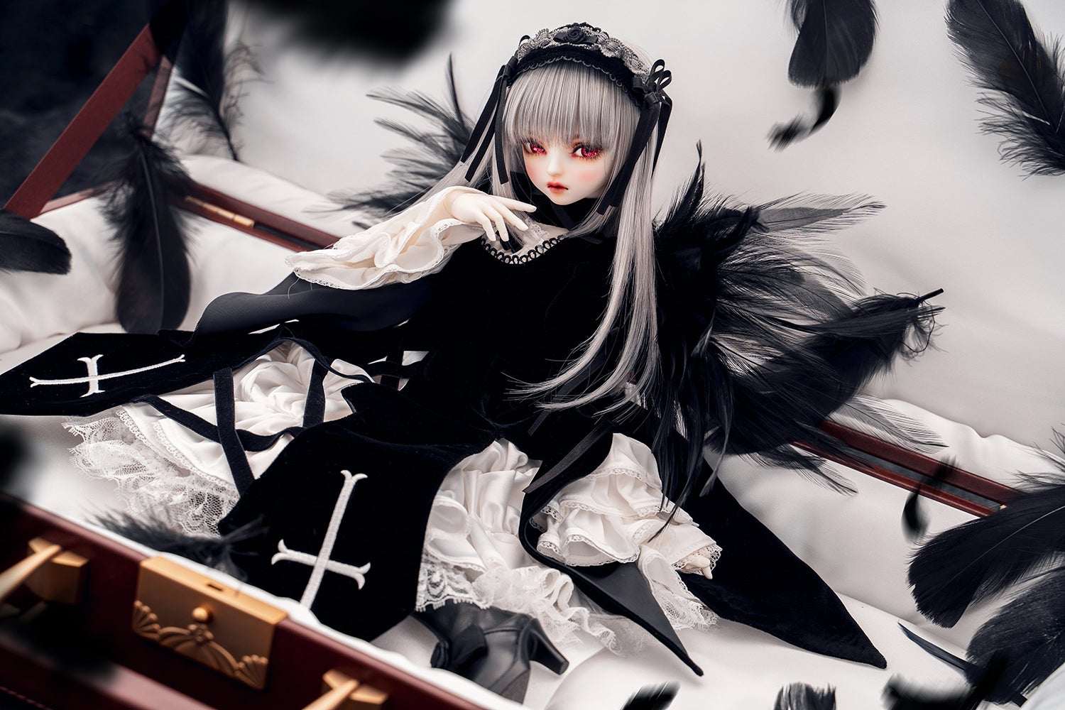 DOLK、アニメ『ローゼンメイデン』水銀燈キャストドールのビジュアルを