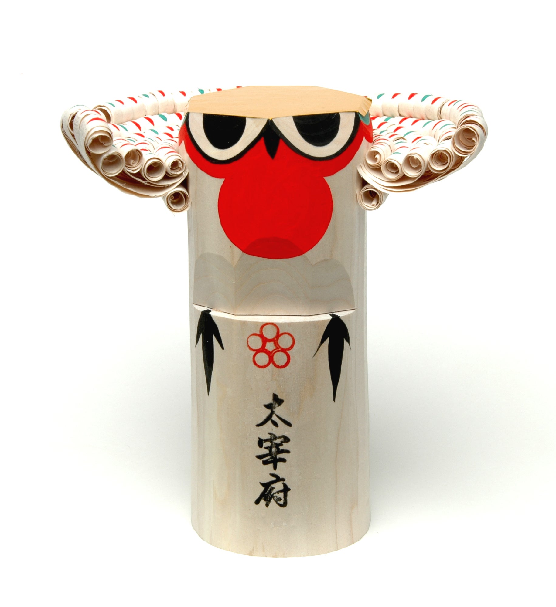 幸運を呼ぶ天神さまの守り鳥「鷽（うそ）」、美しい梅が咲き誇る境内で