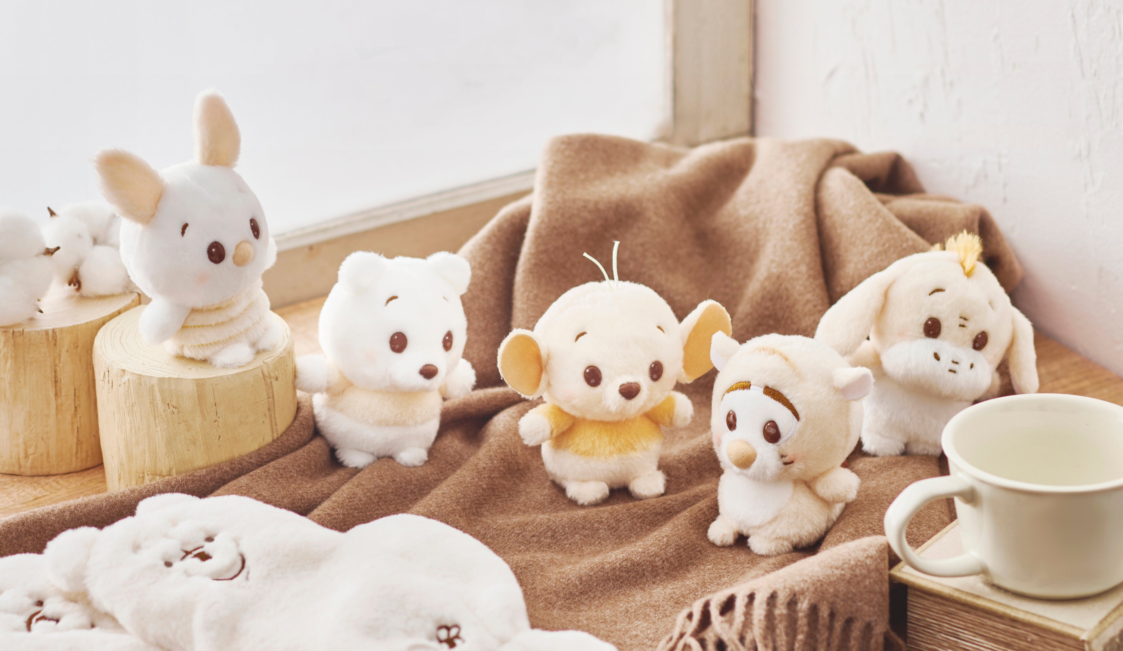 ハニーミルクラテカラーのプーさんがブランケットを持ってぬくぬく