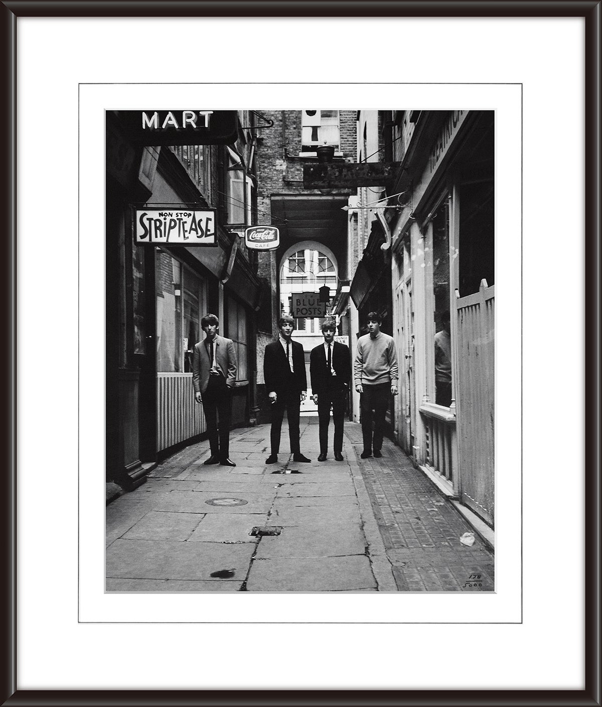 ビートルズの写真と貴重な展示品で綴る「デゾ・ホフマン写真展」の開催