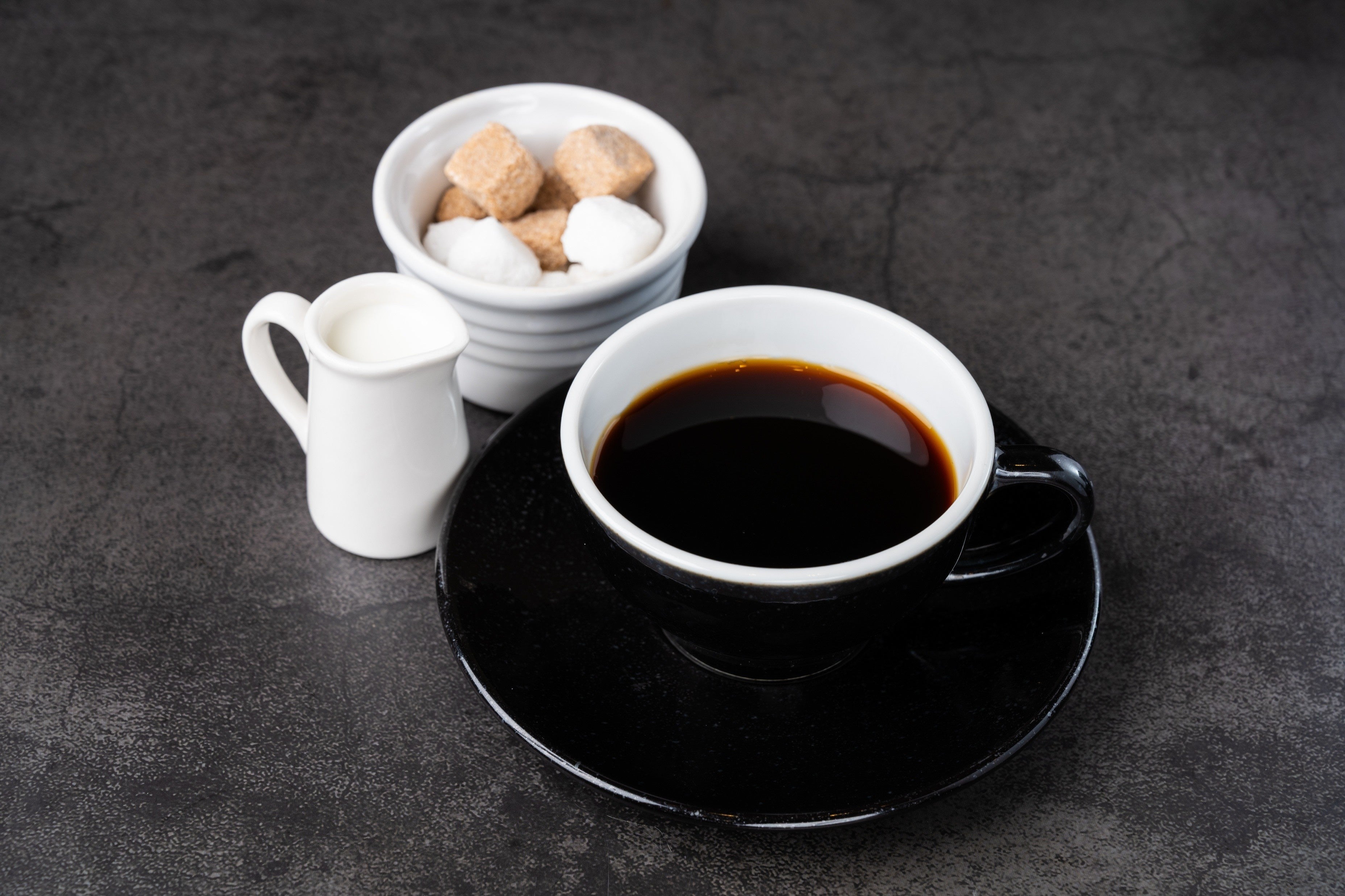 ミルクが主役”のコーヒーショップ「COFFEE MILK」のスタンドバーが