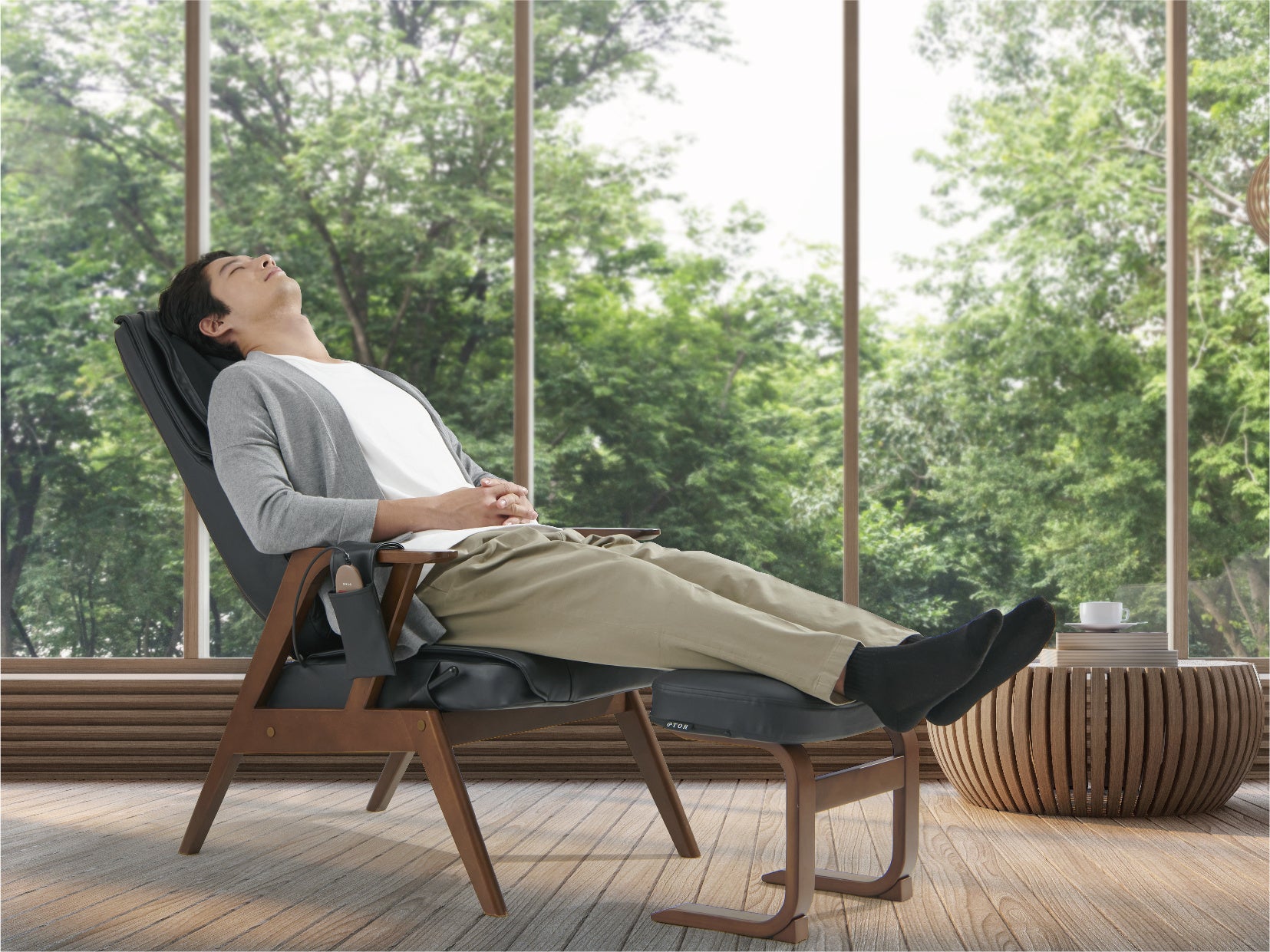 リクライニングマッサージチェア」にレザータイプとオットマンが登場