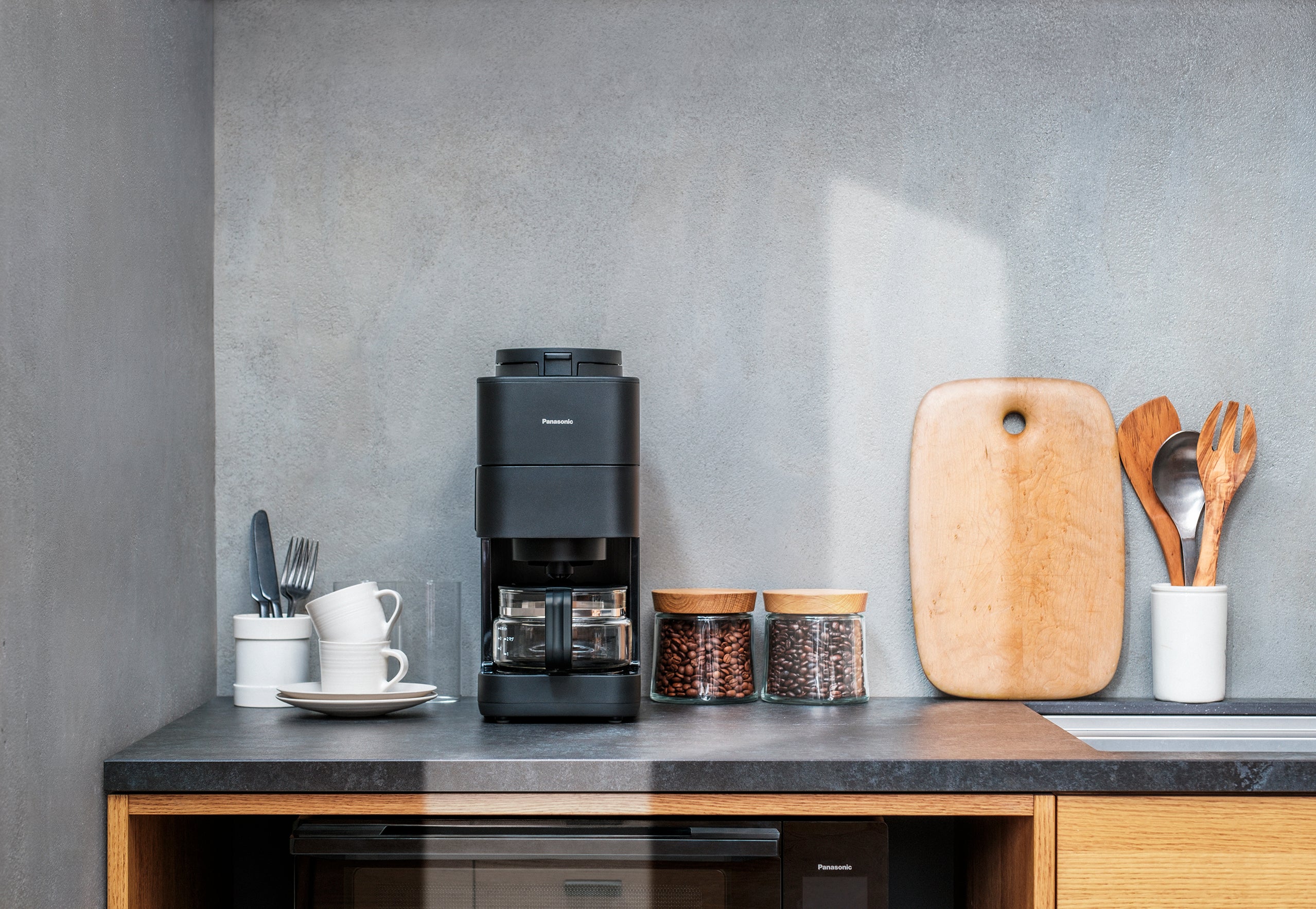 手軽に挽きたてのおいしさを楽しめる、コンパクトな全自動コーヒー