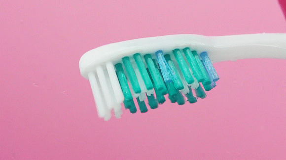 普通の歯ブラシが瞬時に電動歯ブラシに！？ミニマル振動キューブ「YDou