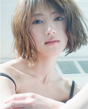 9月8日発売「若月佑美 2nd 写真集」 セクシー＆クールなカバー写真を
