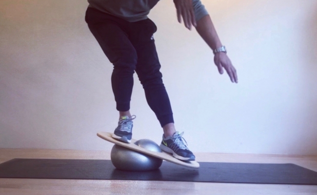 その揺れは予測不可能。あなたの体幹が試されるバランスボード