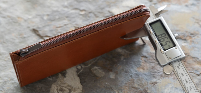 新製品】SYRINXから収納時の薄さわずか9mmの極薄長財布「Hitoe L-zip L