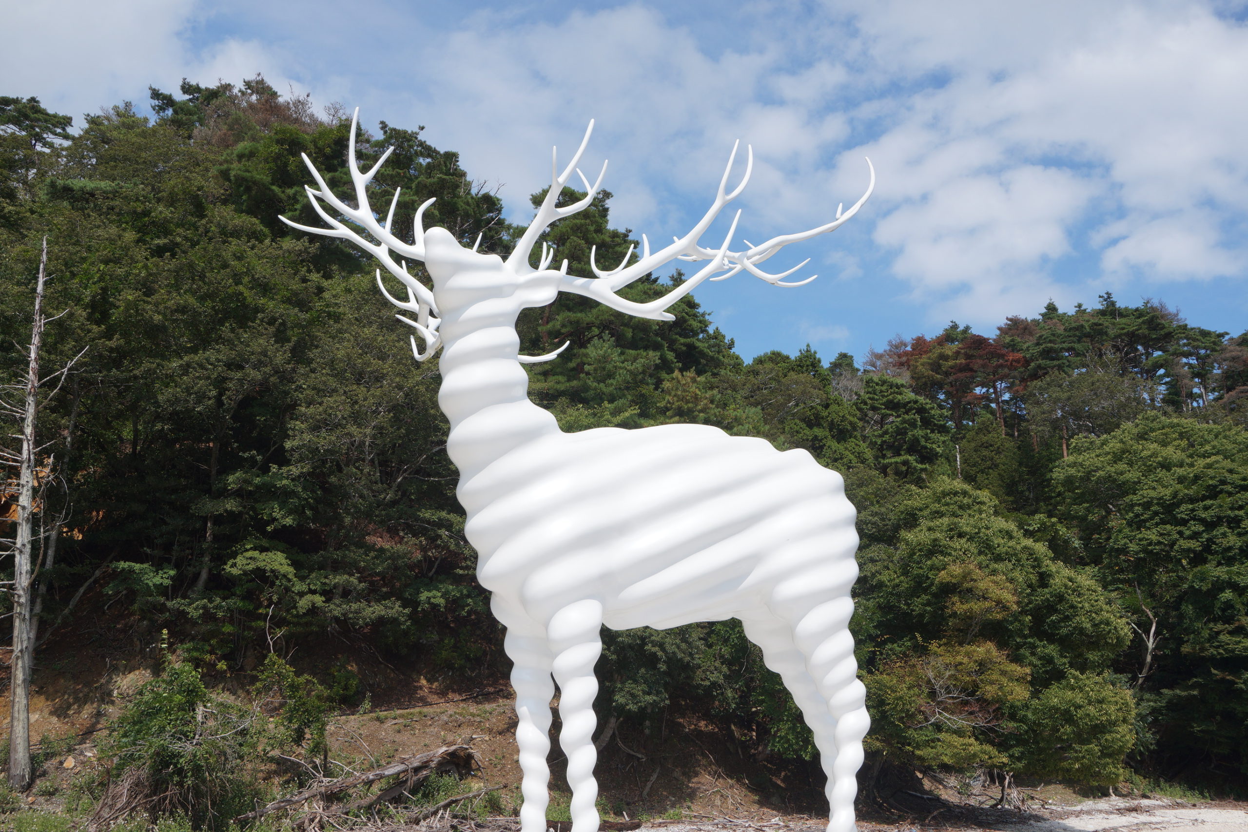 White Deer (Oshika)」復興を願う名和晃平の凛としたパブリックアート