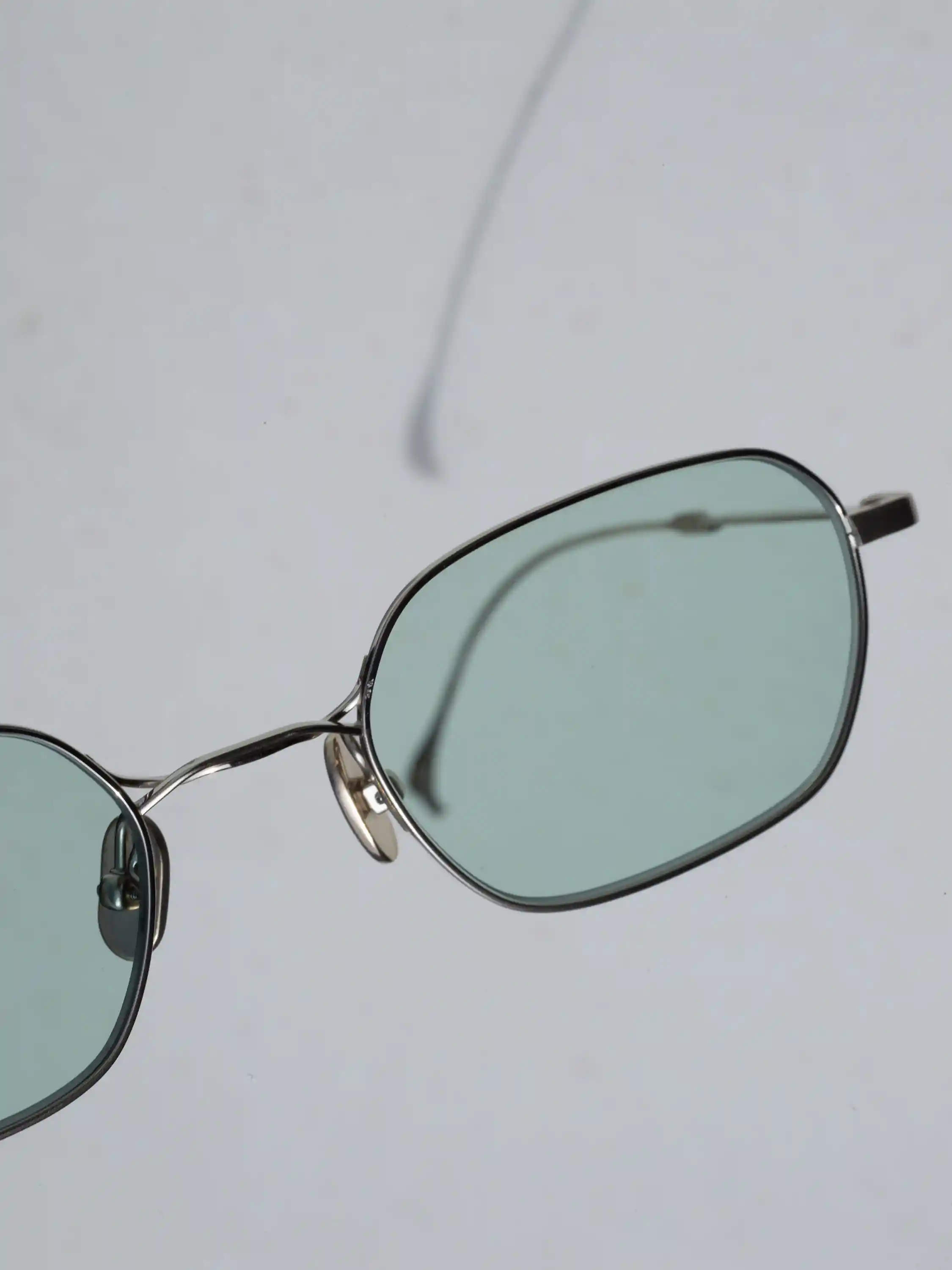 ISSEY MIYAKE EYES 2本の線が交差するブリッジのアイウエア 新モデル