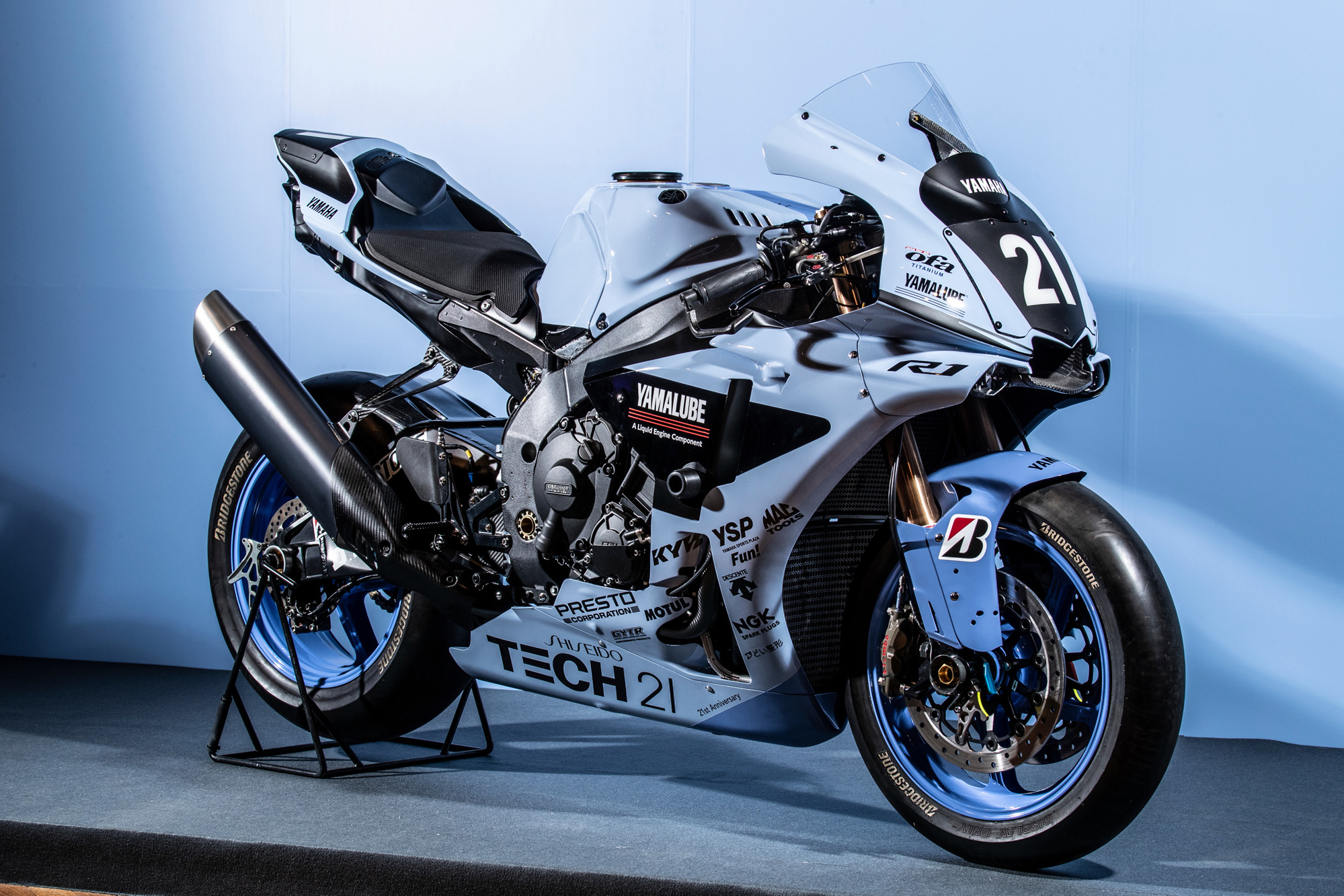 1985年「ヤマハ TECH21 チーム」の復刻カラーを採用したYZF-R1を世界初