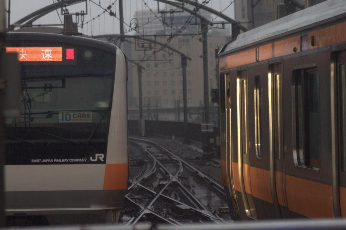 みんなはもう見た？中央線快速電車で増殖中の「10CARS」ステッカーとは