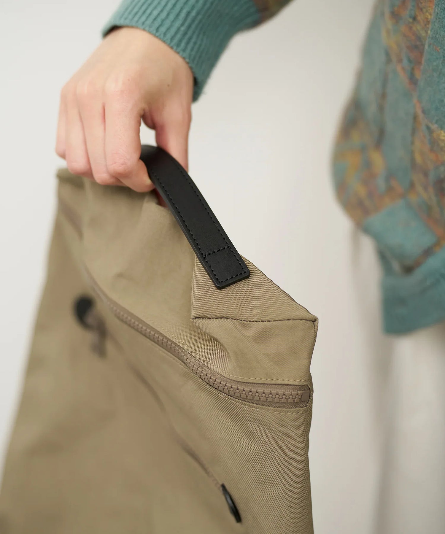 フラットなナイロンリュック｜軽くてナチュラルなデザイン｜REN