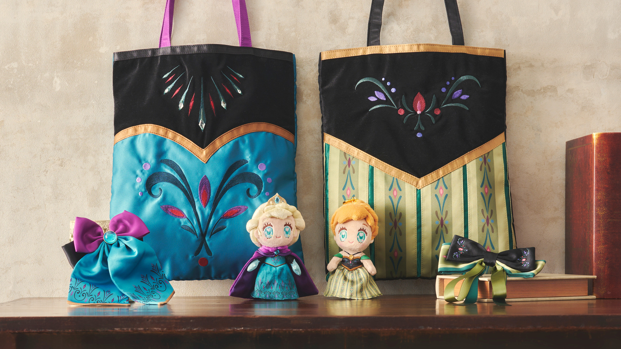 ディズニー「アナ雪」アナ＆エルサが戴冠式で着用したドレスがモチーフ