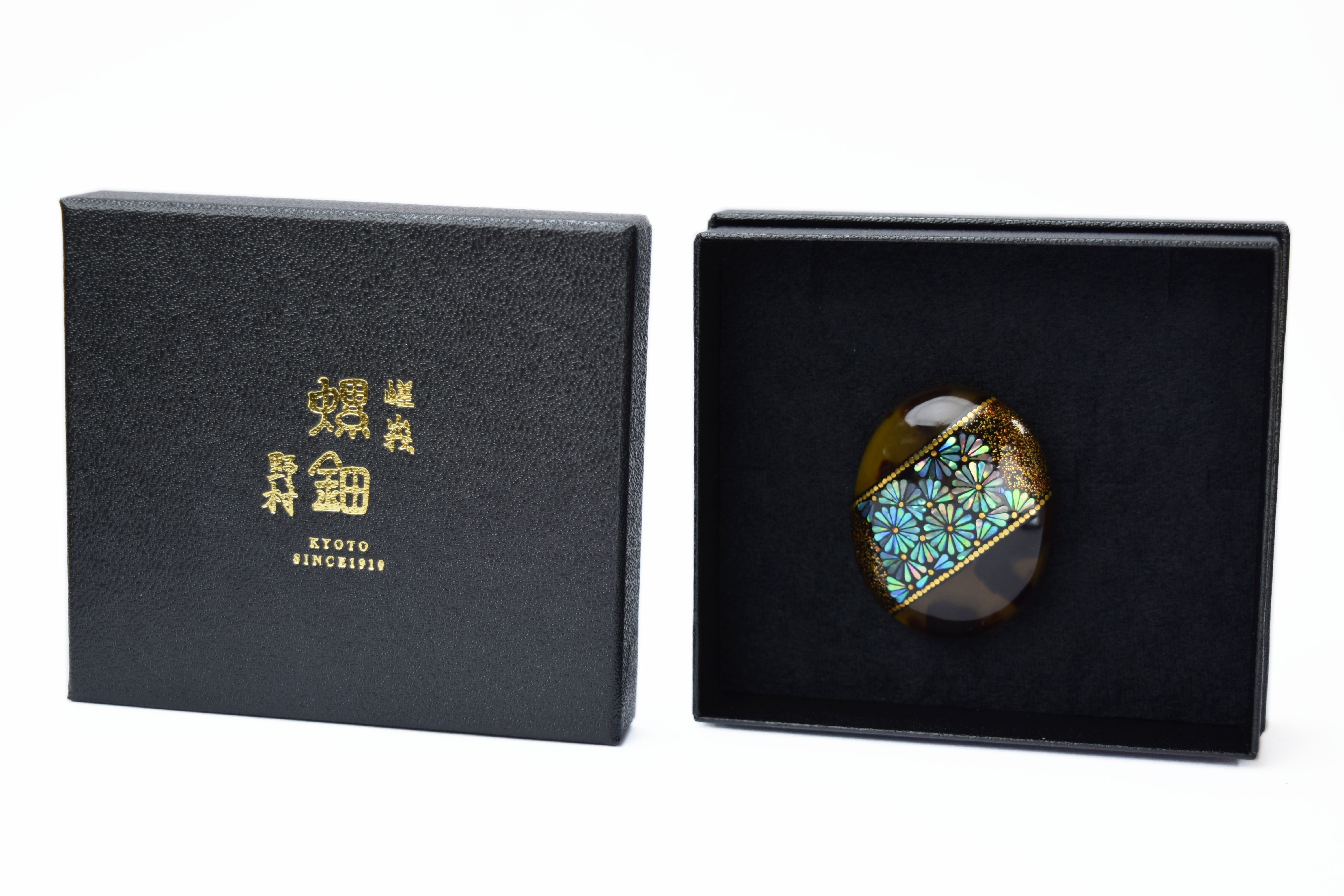 螺鈿×鼈甲 MAMORI菊ブローチ 金蒔 - SAGARADEN.com