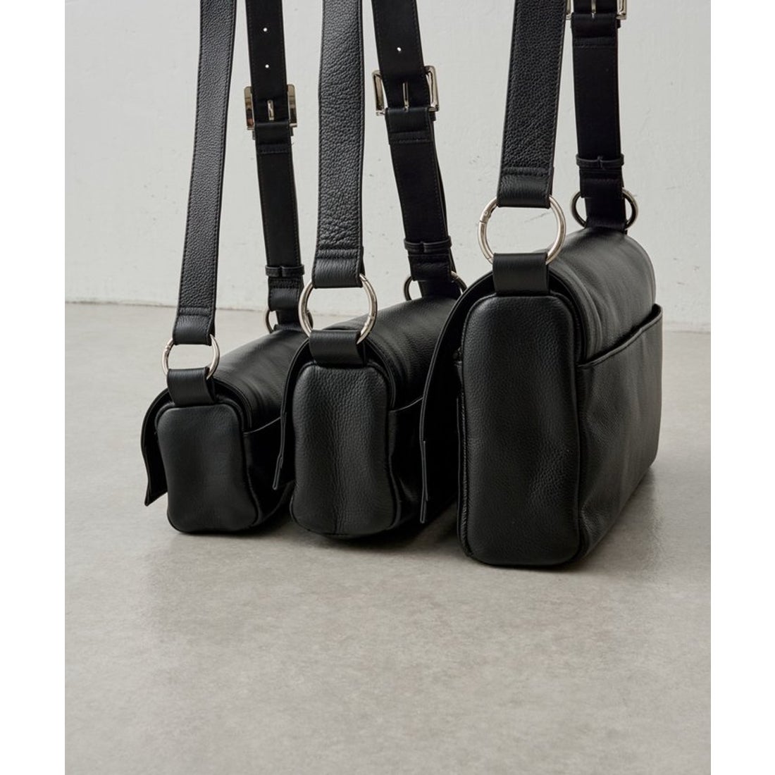 ビアズリー BEARDSLEY レザーボディバッグ （silver） -ファッション