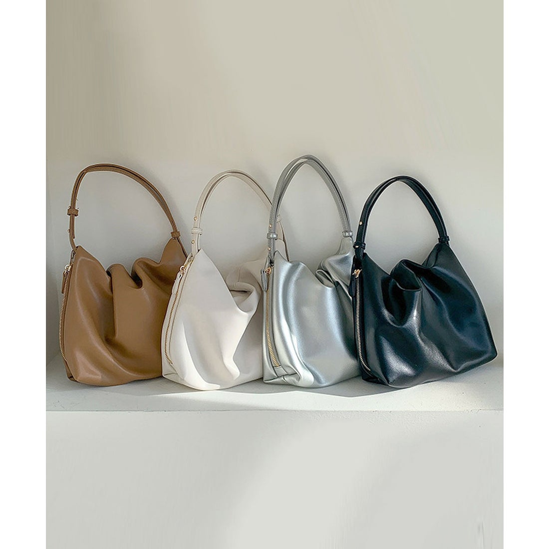 フロージュ florge ふっくらギャザーシルエットのソフトレザー