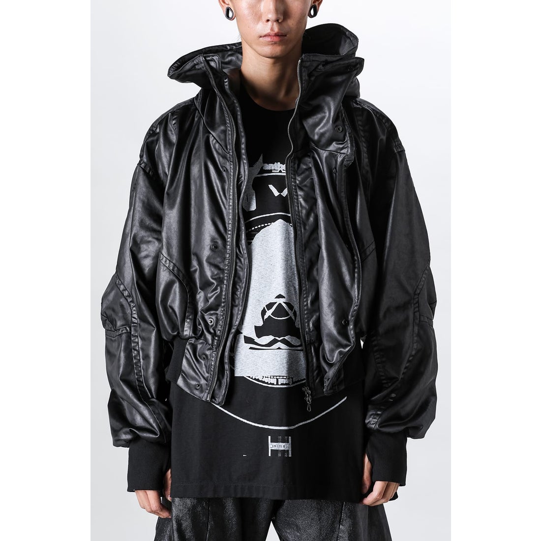 ユリウス JULIUS Coated Satin Short Hooded Blouson（BLACK