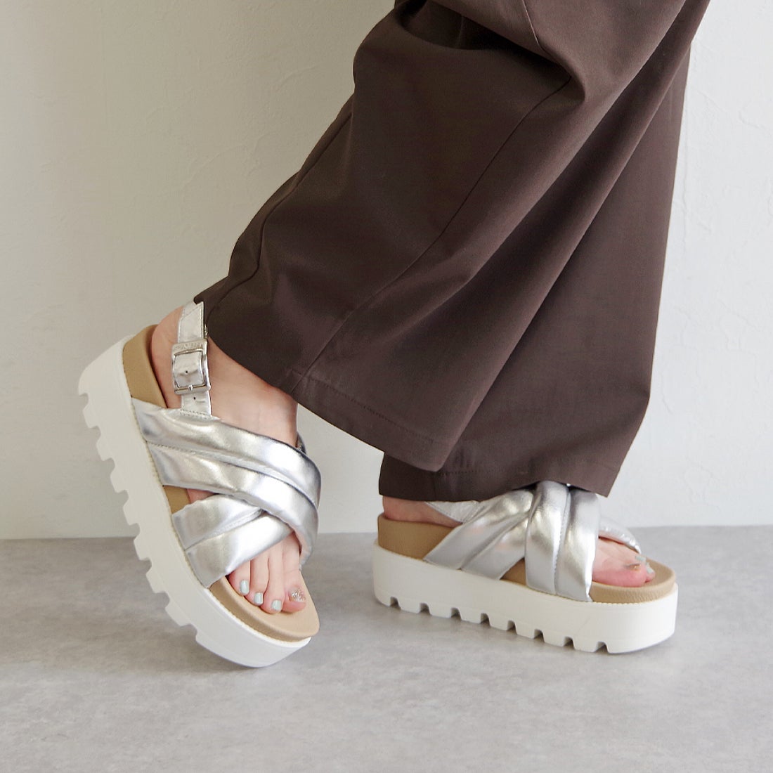 ミネトンカ MINNETONKA クロスベルト厚底サンダル 23m03-sil（SILVER