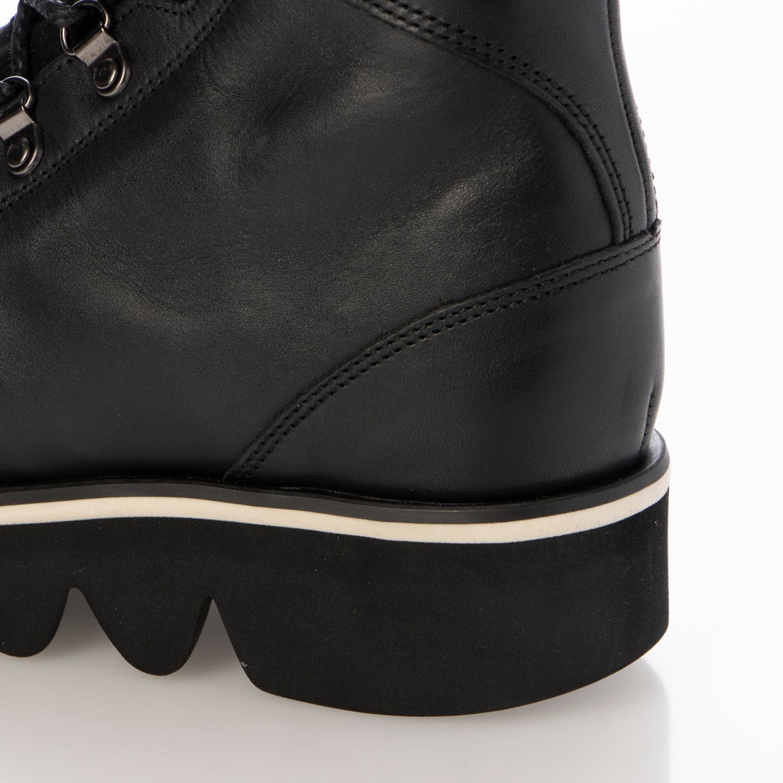 サヤ SAYA 厚底本革アウトドアショートブーツ （ブラック） -【公式