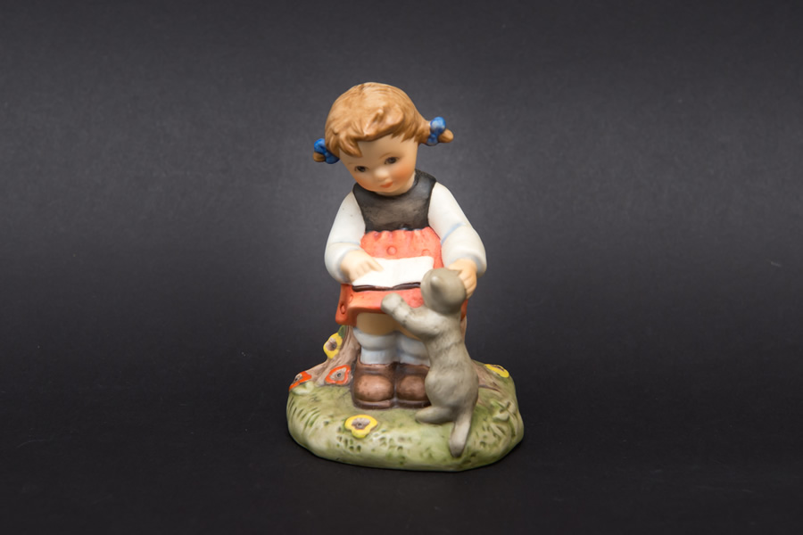 ゲーベル フンメル人形 本を読む少女と猫を買い取りました｜ブランド