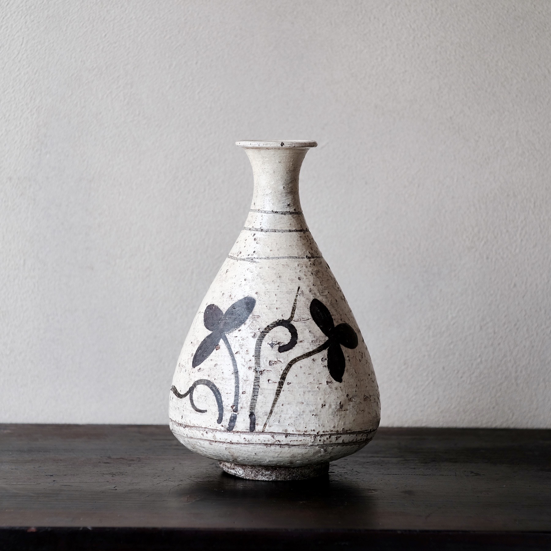 李氏朝鮮 鶏龍山窯 白地鉄絵草花文瓶 | 骨董と詩学 Antique & Poetics