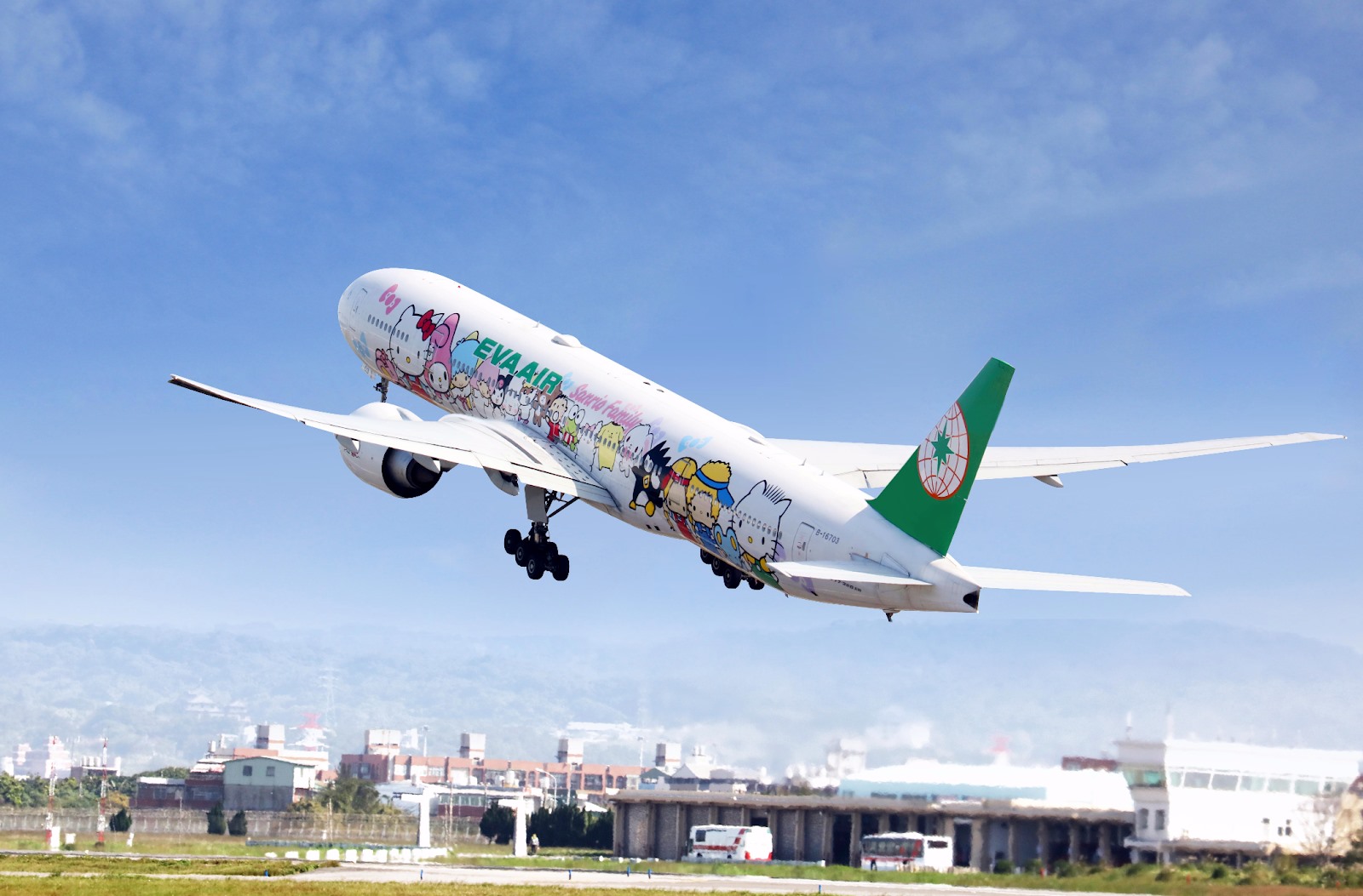 エバー航空、B777-300ERのハローキティジェットの塗装を来月通常塗装に
