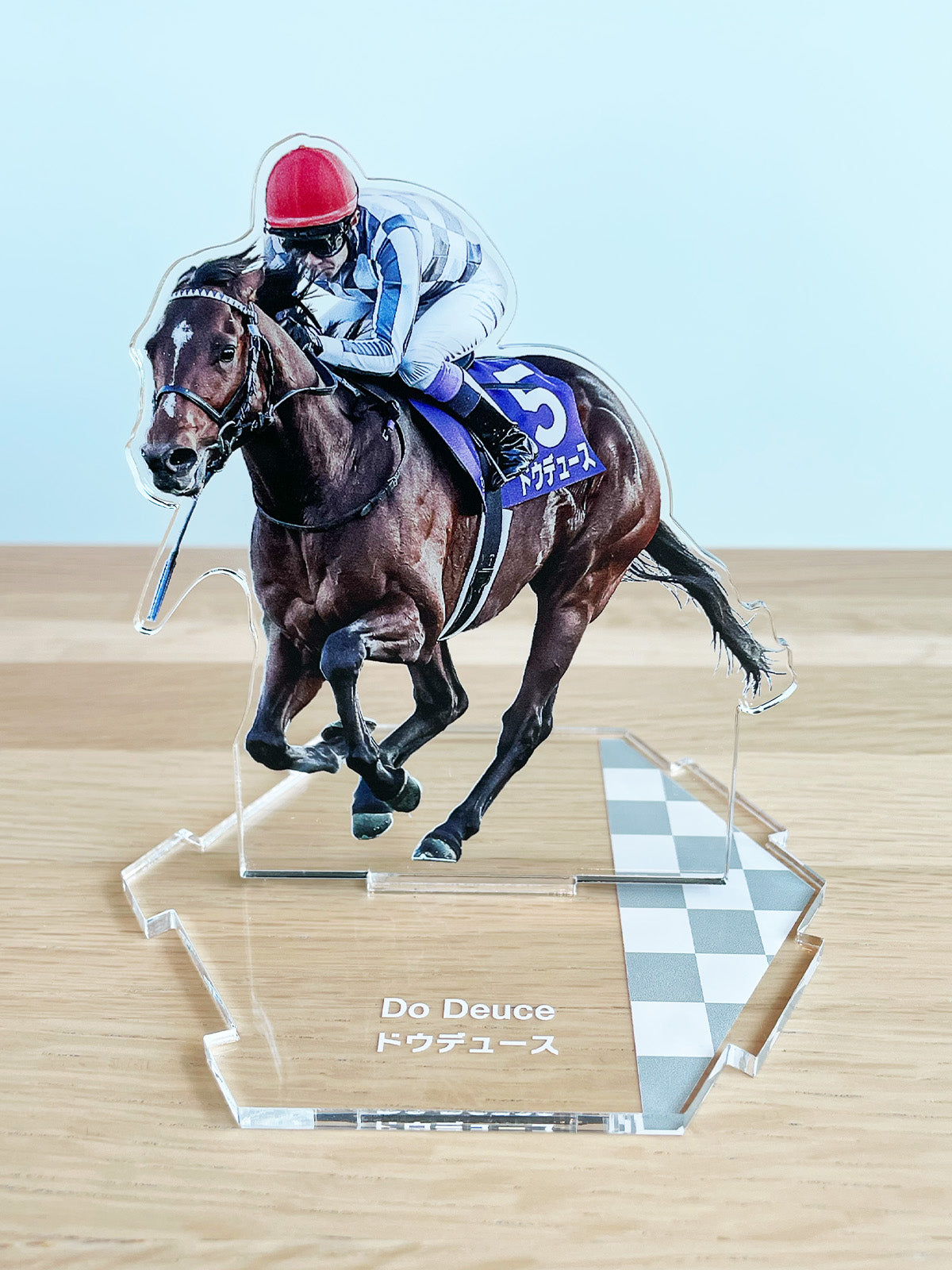 ドウデュース【つなげるアクリルスタンド36-B】｜netkeiba