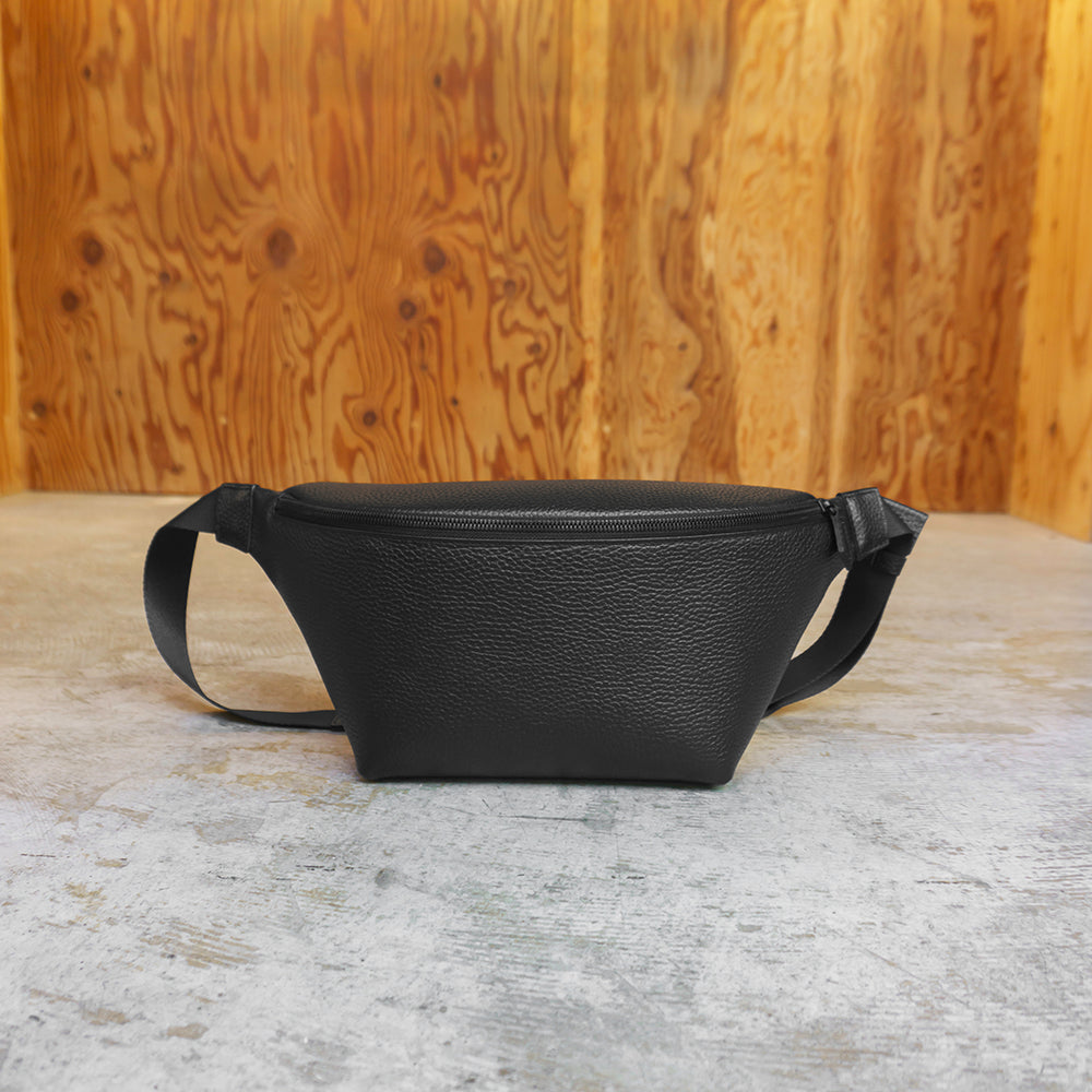 カーブドボディバッグ ブラック – HushTug