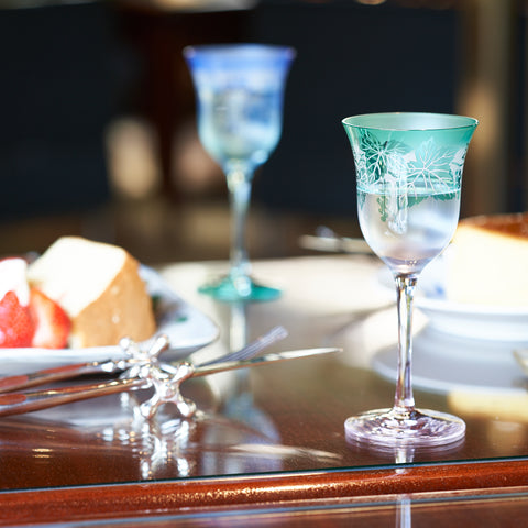 彫刻 夢柄子 ぶどう紋 ワイングラス ピンク/グリーン ｜江戸切子グラス