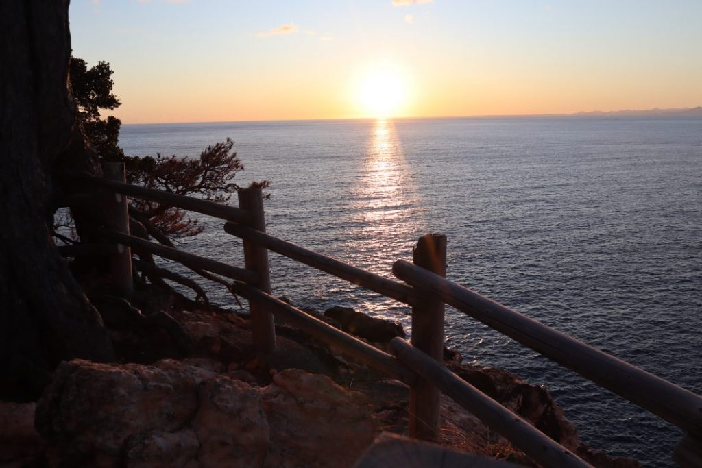 黄金崎 絶景夕日スポット！黄金色に輝く岩肌と赤く染まる駿河湾 - 静岡