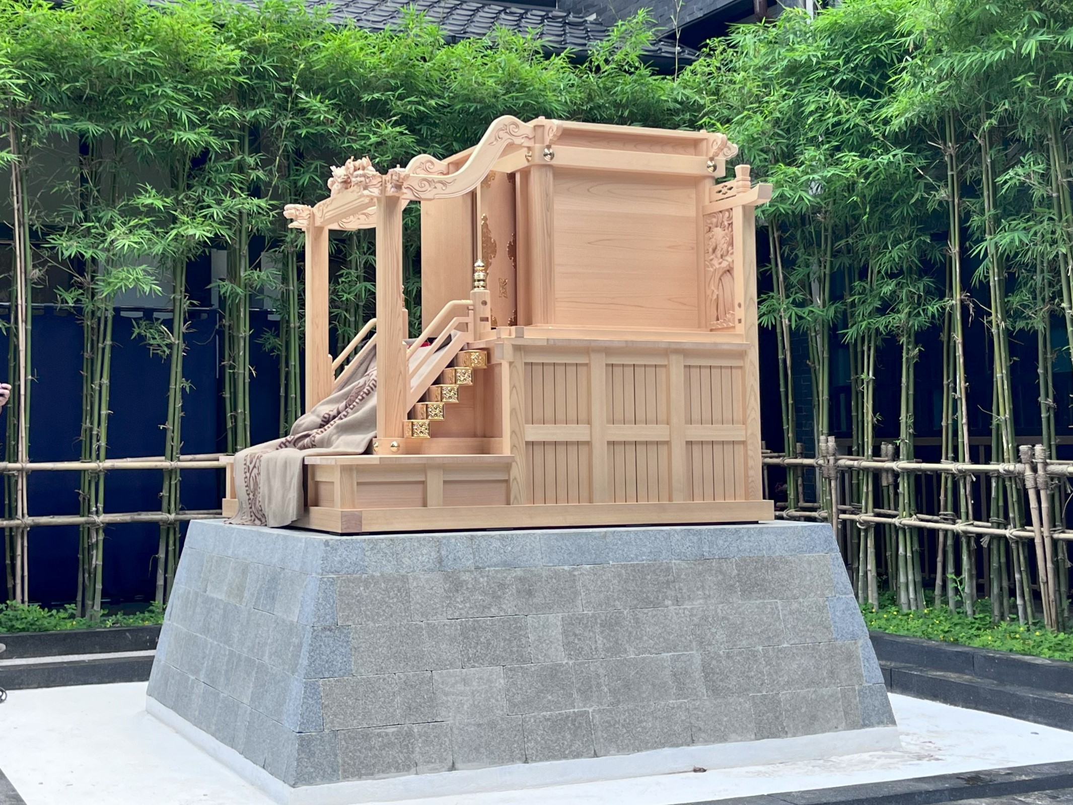 静岡木工が特別社殿をタイ王国に建設 | 神棚・神具の作り手 静岡木工