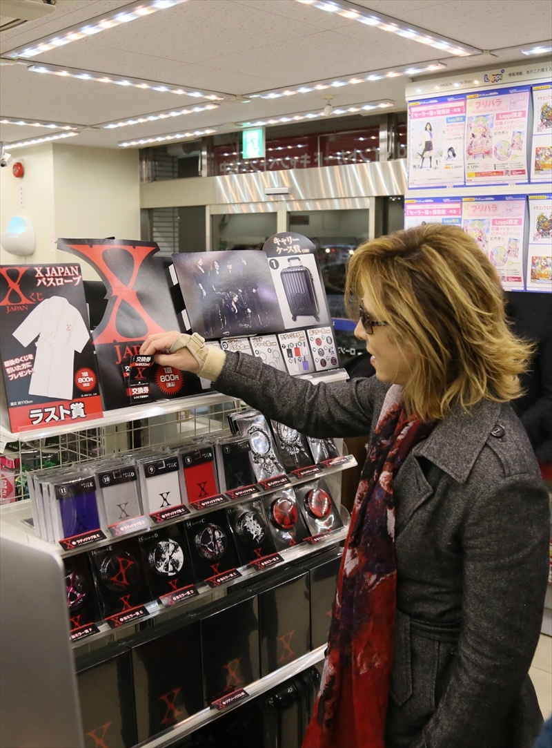 YOSHIKI ローソンで「X JAPANくじ」に挑戦 | SPICE - エンタメ特化型