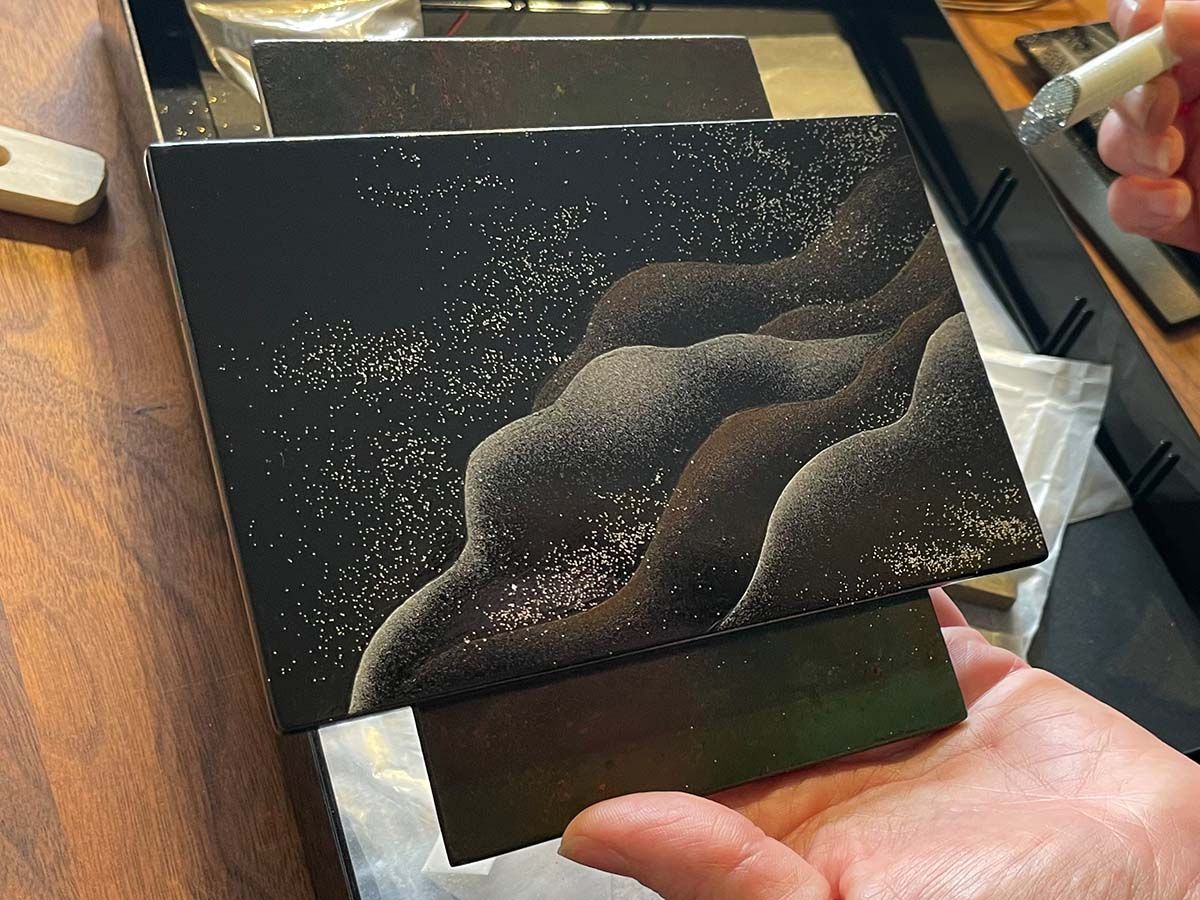 銀粉を自作する生徒さん ｜漆コラム｜松田祥幹 蒔絵・金継ぎ教室／東京