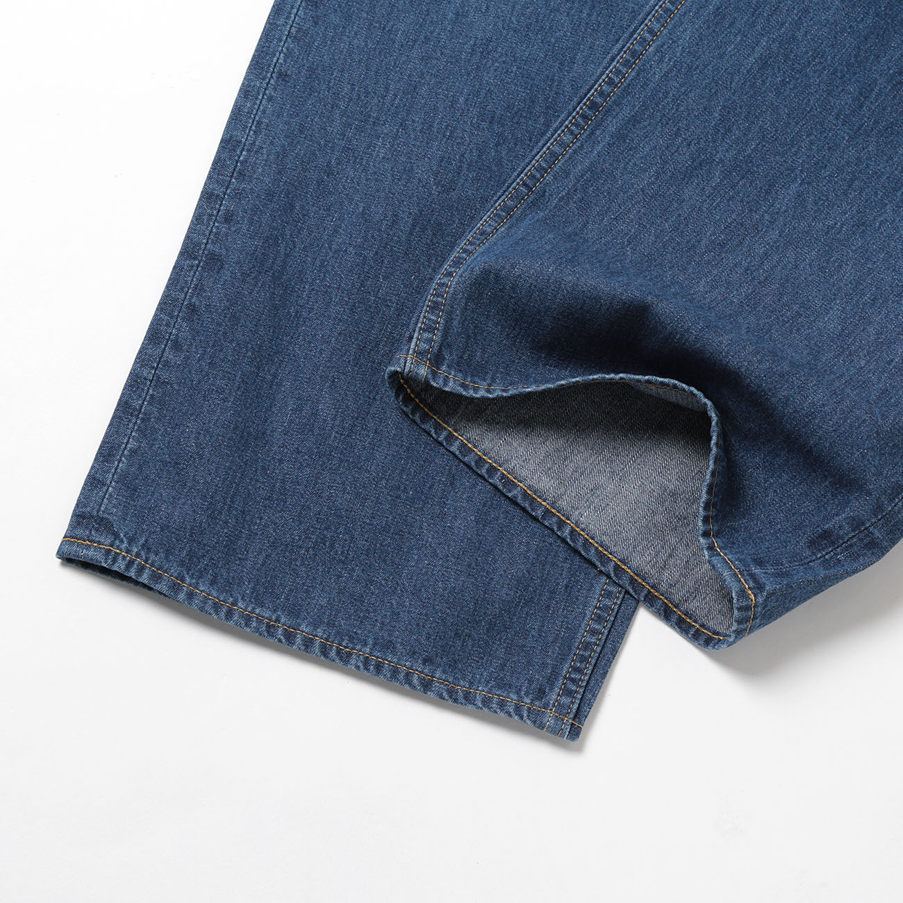 洗練された生地で定番アイテムをワンランクアップ。『AURALEE