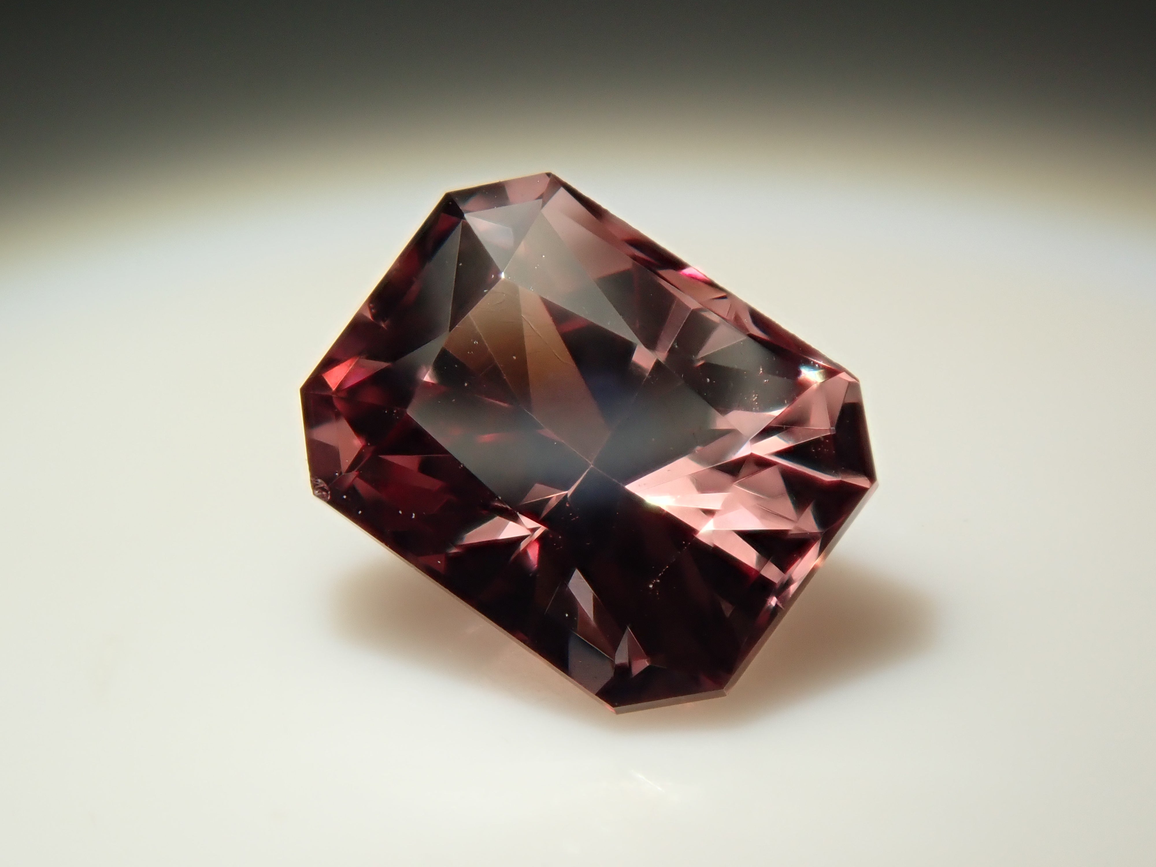 タンザニア産カラーチェンジガーネット 0.509ctルース