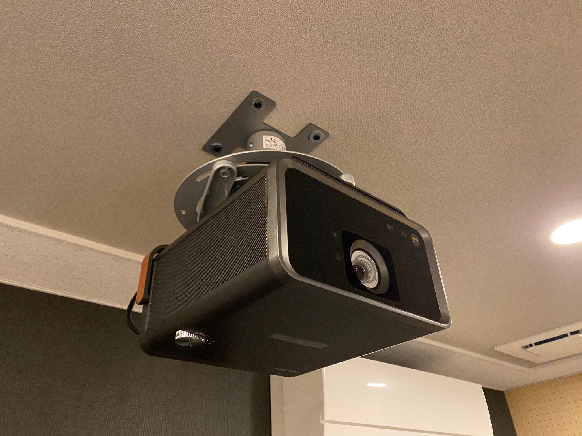 VIEWSONIC X10-4K を天吊りして 4Kシアタールーム完成 | 住宅店舗用
