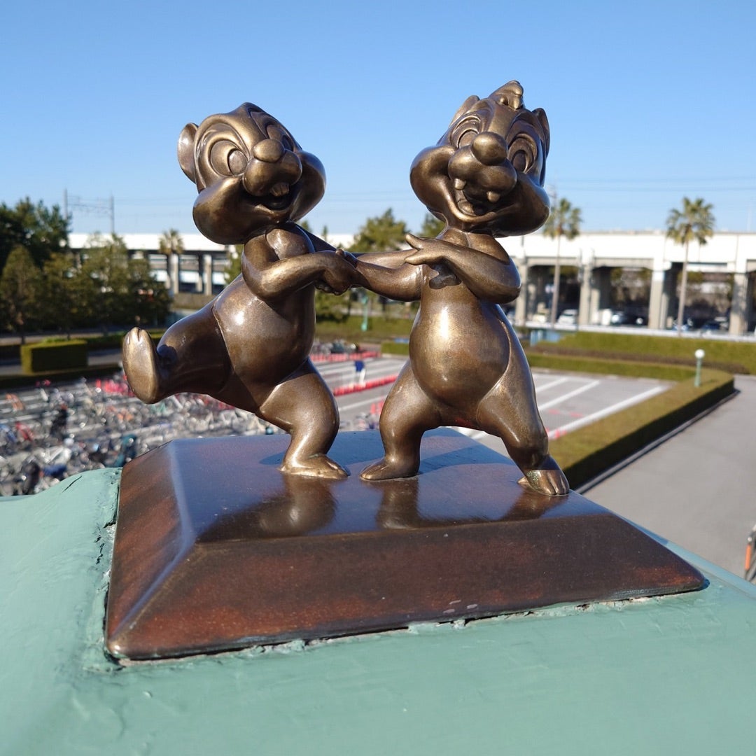 東京ディズニーリゾート ブロンズ像ピンバッジにチップ＆デール