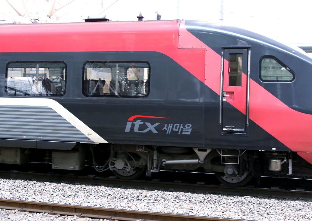 韓国ソウル駅のKTXとITX-セマウル号(2024年3月29日) | 新だいら