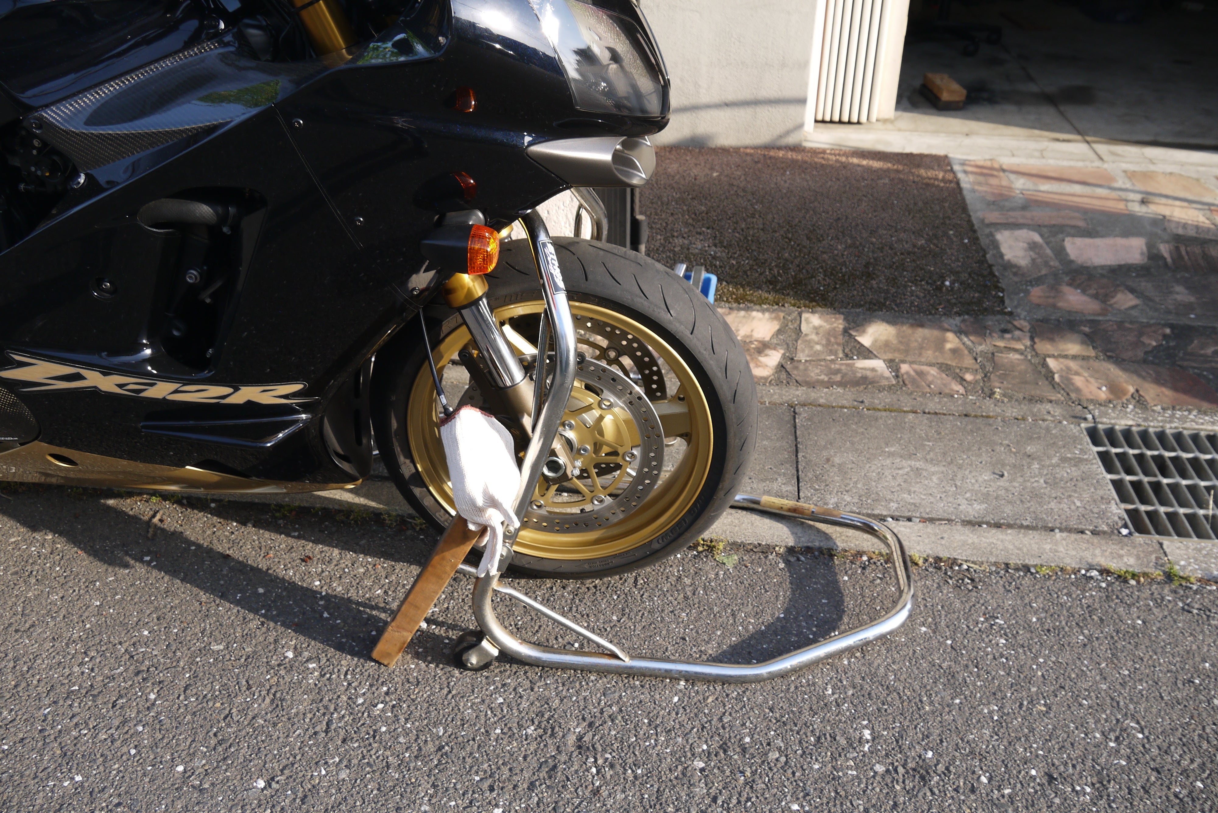 ZX-12R：タイヤ交換【横着フロント編】 | 寝ても覚めてもオートバイ（改）