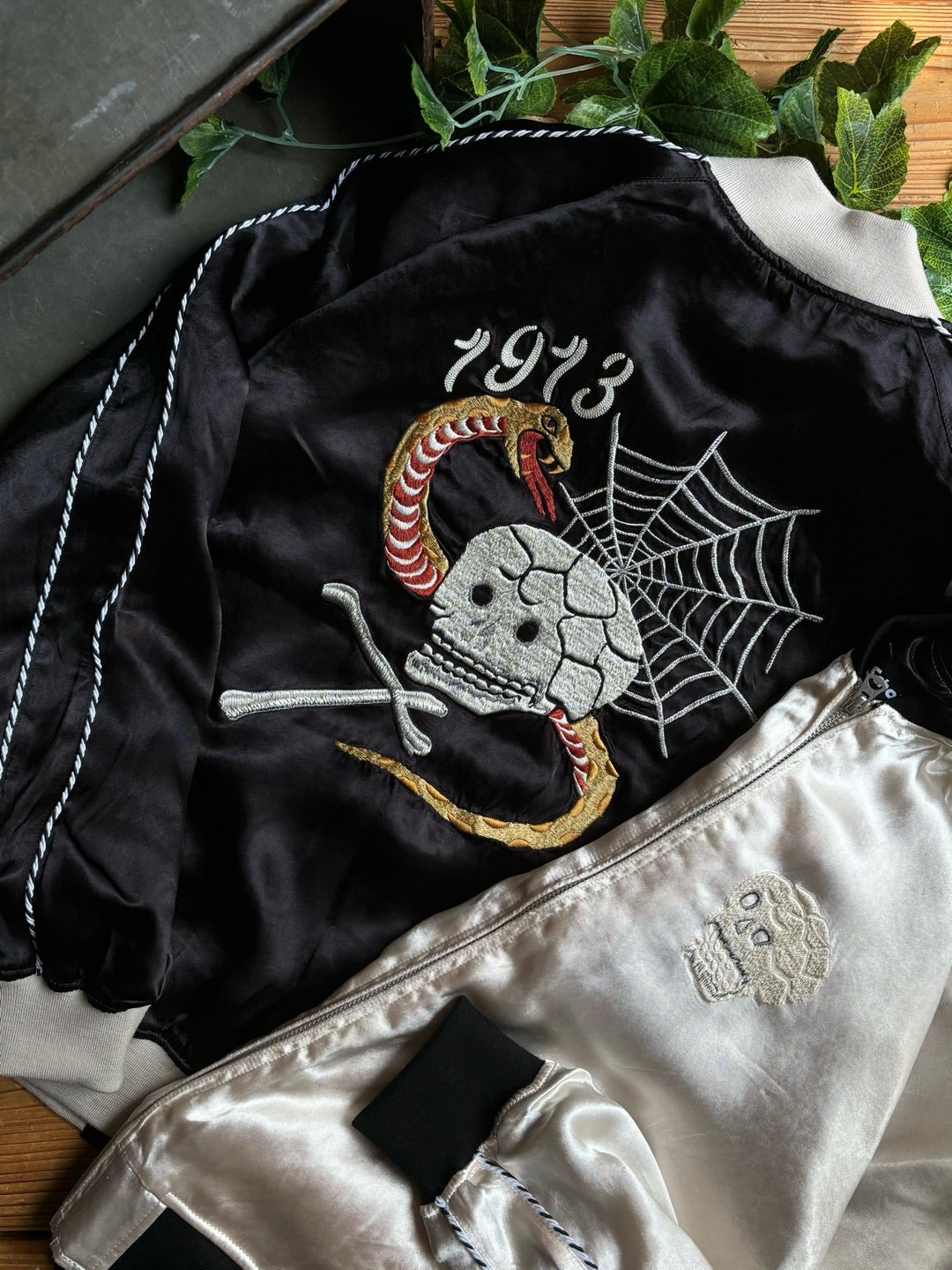 Schott】希少価値の高い蛇髑髏を刺繍したスカジャンが入荷