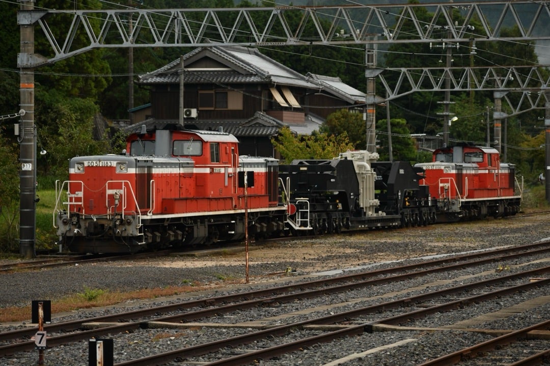 特大貨物】シキ850Dを使用した布目川変電所向けの変圧器輸送が関西本線